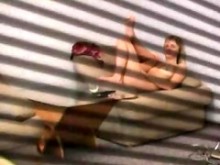 Espiando por la ventana. Mi traviesa hermanastra masturbándose.