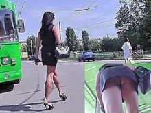 Belleza de pelo negro upskirting (falso) en la calle y las escaleras