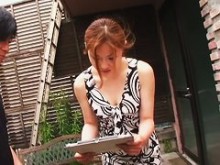 Vídeo downblouse de una asiática delgada con un vestido blanco y negro