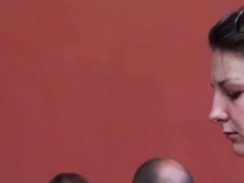 Seductora universitaria y rubia sin bragas en un porno upskirt (falso)