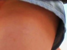 Video callejero bajo la falda (falso) con una nena caliente con falda corta ondulada