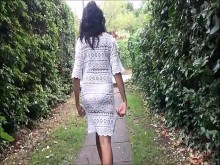 La MILF de ébano intermitente Mels desnudez pública negra y aventuras al aire libre bajo las faldas