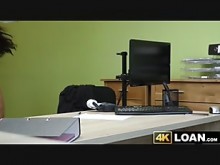 La hermosa Kristy Black entrega su estrecho coño a un agente de préstamos