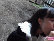 MgirlTV Mamada peligrosa al aire libre. Llevé a SugarBaby a dar un paseo por el parque. chupa mi polla