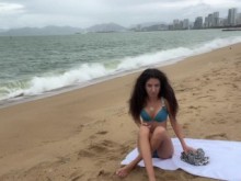 Nena, ¿puedo correrme en tus tetas? - Polla pública parpadeando en la playa.