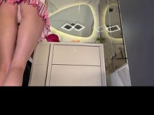 Hermosa chica nerd de piernas largas y sexy con gafas se quita las bragas rosas debajo de su minifalda de tenis corta para mostrar su apretado coño y culo afeitados