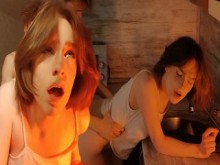 Salió de la ducha vistiendo solo una bata de baño y perdí el control. Sexo romántico sensual en la cocina.