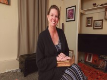 La madura esposa de un pastor seduce a un miembro joven y recién casado del rebaño de su marido ausente