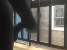 RIESGOSO???????? CASI PILLAN MASTURBANDOSE POR LA VENTANA