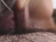 Mamada húmeda bajo la ducha con gran carga en las tetas. Dos ángulos, punto de vista