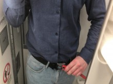 Gran polla masturbada en el baño del avión