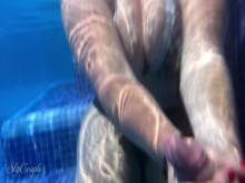 Zorra de tetas grandes hace una paja perfecta en la piscina del hotel: ¡alto riesgo con corrida en la piscina: P!