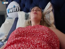 Accidentalmente toqué el coño de la madrastra de mi mejor amiga.