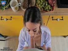 Madrastra amante del anal caliente prefiere una polla dura en ambos agujeros para el desayuno