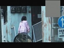 Nena asiática caliente desnudándose y divirtiéndose consigo misma