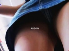 Upskirt perfecto (falso) de hermosa nena con bonito coño y tetas