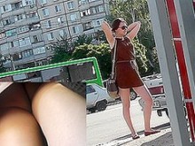El traje de niña permite filmar un gran clip debajo de la falda (falso)