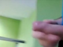 Hombre saca su polla de los pantalones mostrando el pene