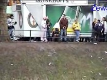 Hombre con cámara dispara a chicas orinando en público