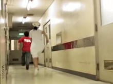 Hombre intenta pellizcarle el culo a este trabajador médico tiburón