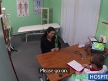 Una madre joven que quiere sentir calor tiene su gazoo lenguado por el médico