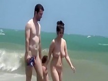 en playa nudista filma a mujeres en secreto