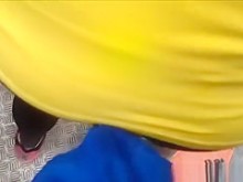 Chico se masturba en concierto de música