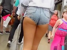 Chica de culo sexy en pantalones cortos vaqueros ajustados