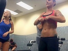 Chicas fitness comparando músculos