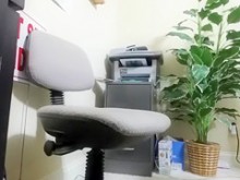 El jefe consigue que su secretaria le chupe la polla
