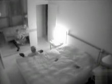 Señora de piernas largas con botas se masturba frente al espejo