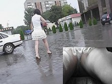 Primer plano sexy upskirt (falso) en transporte público