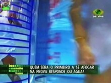 Hermosa modelo morena upskirt (falso) en la televisión