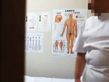 Chica con tetas pequeñas obtiene una protuberancia peluda bajo la acción sexual de un tipo