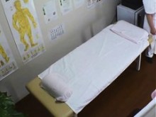 Masaje porno con hombre digitación y polla follando a una nena