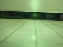 Amateur lujosa con tacones altos muestra su coño sucio