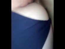 Esposa a cuatro patas corriéndose en la polla de su amigo