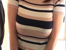 https&sol;&sol;bit.ly&sol;33wuRiv Cuando estaba admirando a una mujer indefensa de grandes pechos y con poca ropa en el balcón, me llamó... ¡Masajeé las grandes tetas de la belleza en el balcón de al lado y tuve sexo con ella! [Parte 2]