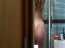 CÁMARA OCULTA CAPTÓ a mi PUTA HERMANA MASTURBÁNDOSE en la DUCHA