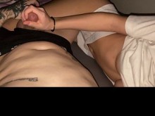 Mi hermanastra me frotó la pierna mientras estaba en la cama.