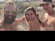Diosa encantadora tiene un trío MFM (chorros extremos, mamada, misionero, estilo perrito)