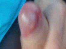 Hombre sexy gime fuerte mientras se masturba y conduce su auto