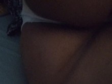 Latina se pone un poco de crema en el culo y hace twerking para ti