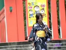 Acción japonesa de tiburón de tetas con una linda chica en kimono