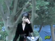 La delgada dulzura japonesa muestra su trasero desnudo cuando alguien le arrebata la falda