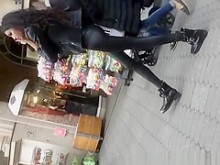 Morena flaca con pantalones negros ajustados