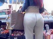 Milf pelirroja con culo de burbuja