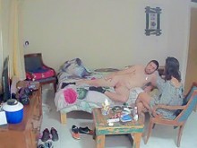 Chica delgada de pelo negro deja que su novio la folle duro