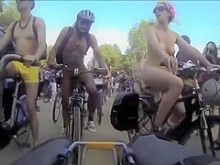Grupo de nudistas recorre en bicicleta un pueblo con sus trajes de cumpleaños