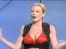 Nena en bikini de gran cuerpo en un programa de juegos